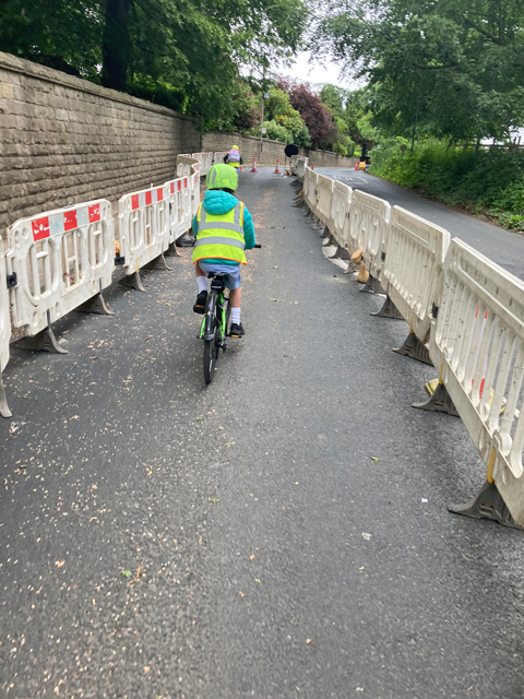 A protected cycleway for a couple of days as byproduct of roadworks...otherwise @northyorksc does not look after children cycling to school in Ripon harrogatecycleaction.org.uk/2023/07/19/cyc…