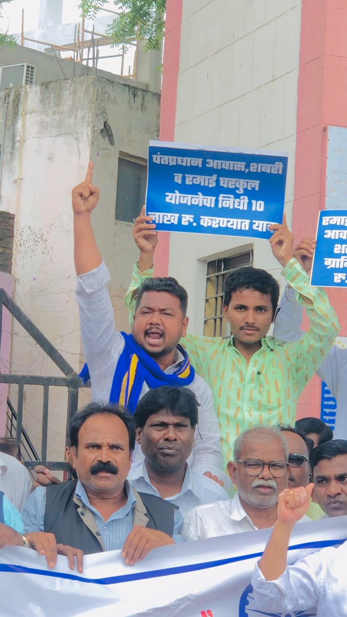 RahulMakasare3's tweet photo. जो लोग आवाज नही उठाते 
ओ लोग लाशे उठाते है..!

मनपा कार्यालय येथे नागरिकांच्या मूलभूत अधिकारांन बाबत आंबेडकरवादी संघर्ष समिती च्या वतीने श्रावण दादा गायकवाड यांच्या नेतृत्वात आंदोलनं करण्यात आले करण्यात आले. 
@commr_csmc
- राहुल मकासरे https://t.co/vgJnwX3Ewu