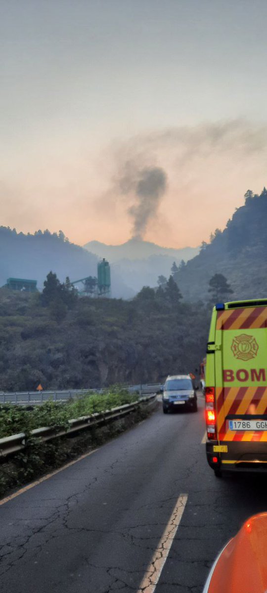 BomberosLaOliva's tweet image. Galería d imágenes de nuestros compañeros de bomberos de la isla de Fuerteventura qu participaron #IFPuntagorda  aportaron su granito de arena en la extinción #IFLaPalma @BomberosLaOliva  @ftvEmergen  @BomberosPuertoR   #Bomberospajara  @bomberostuineje  #protecioncivildelaoliva