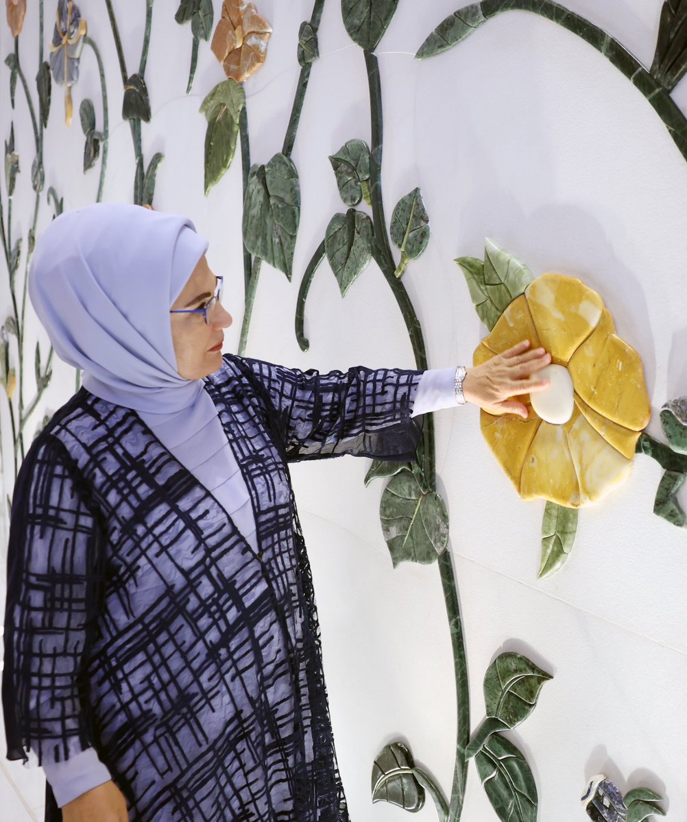 EmineErdogan's tweet photo. Dünyanın sayılı büyük camilerinden birisi olan ve BAE’nin önemli yapıları arasında gösterilen Şeyh Zayed Camisi mimarisi ile hayranlık uyandırıyor.

Dünya kültürlerini buluşturan bir merkez haline gelen yapıyı, yakından tanıma fırsatı buldum.

Tarihine ve inşa sürecine dair kıymetli bilgiler edindim.

Her detayında farklı bir anlam barındıran eser, İslam sanatının zenginliğinin, huzurun ve hoşgörünün de timsali.
