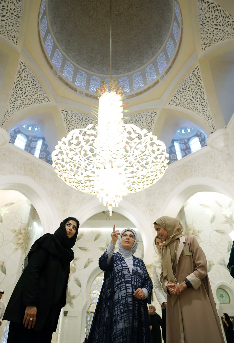 EmineErdogan's tweet photo. Dünyanın sayılı büyük camilerinden birisi olan ve BAE’nin önemli yapıları arasında gösterilen Şeyh Zayed Camisi mimarisi ile hayranlık uyandırıyor.

Dünya kültürlerini buluşturan bir merkez haline gelen yapıyı, yakından tanıma fırsatı buldum.

Tarihine ve inşa sürecine dair kıymetli bilgiler edindim.

Her detayında farklı bir anlam barındıran eser, İslam sanatının zenginliğinin, huzurun ve hoşgörünün de timsali.