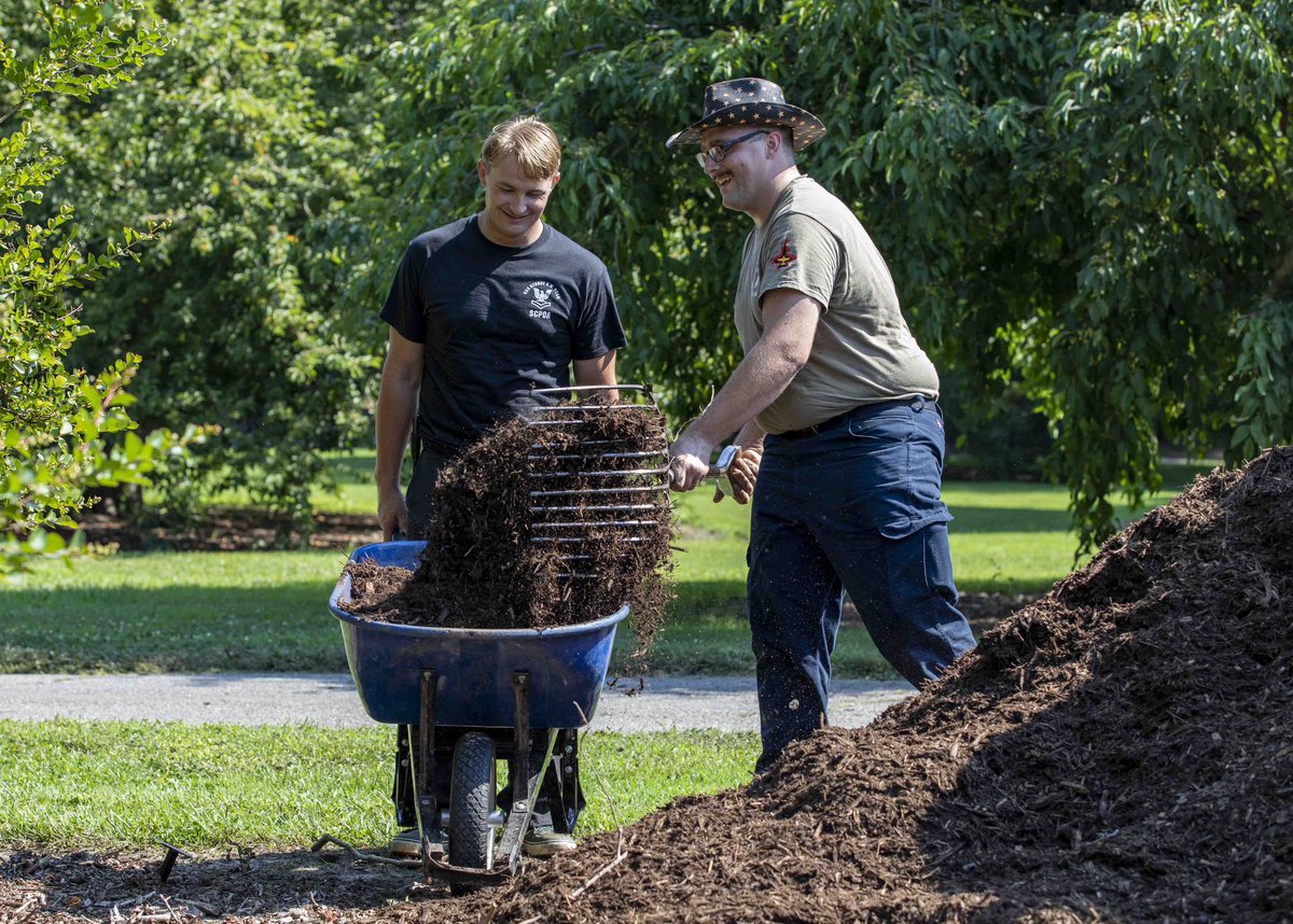 #USSGeorgeHWBush's Engineering department enjoyed their time volunteering at @NorfolkBotanic! #BravoZulu to Engineering for donating their hard work and time to a good cause! #ThousandPointsofLight #FreedomAtWork @PointsofLight