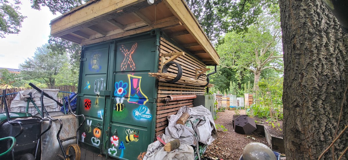 SaraCaravelas's tweet photo. Lovely morning @BeeUrbanLondon with TheParkCollege Young Ambassadors &amp; @HorlockRhian to unveil  the mural they painted to brighten the community!

We even had a go at making screens for the bee hives, under the students supervision!

@volunteering_uk #TLYA https://t.co/l6GsYnlZkI