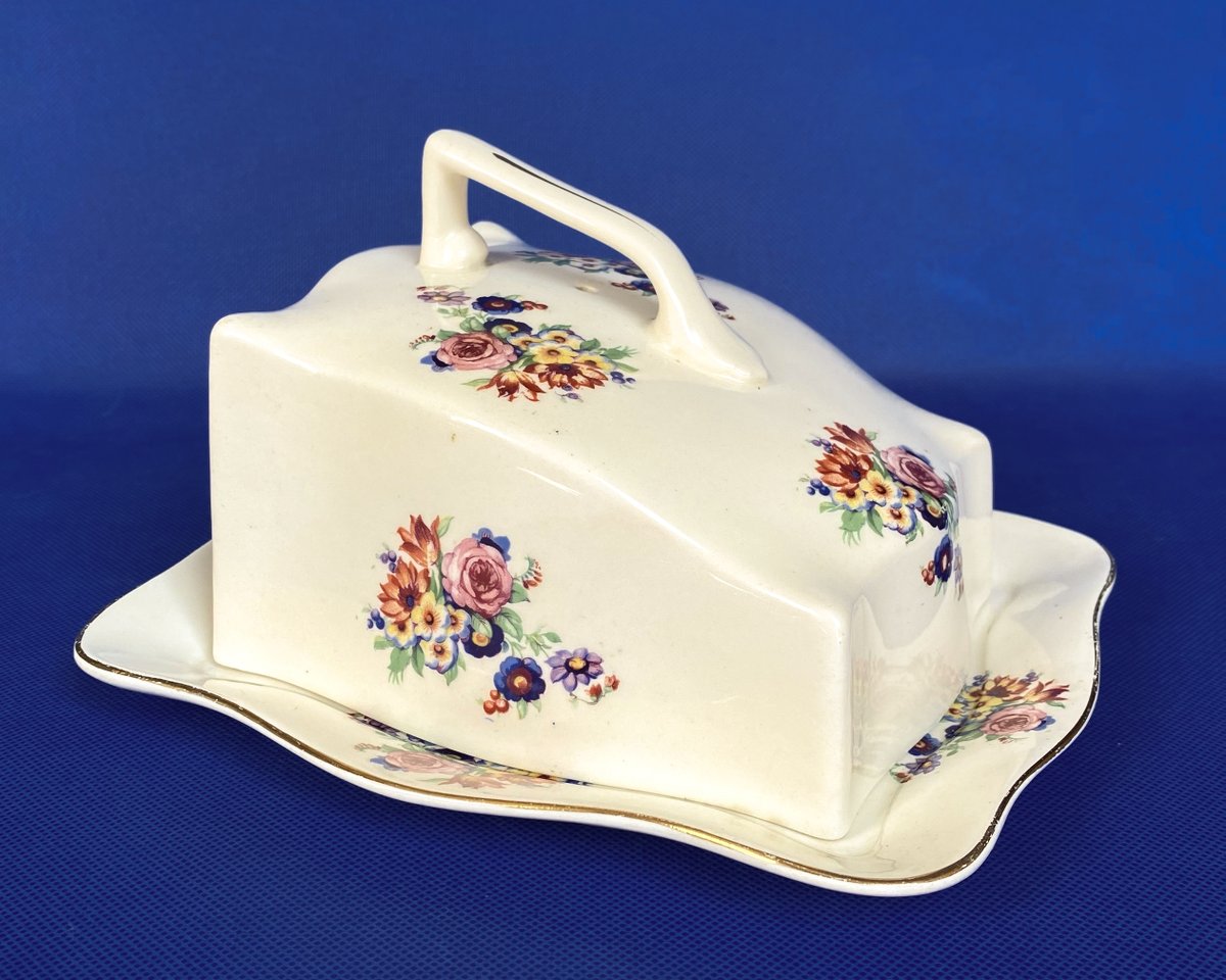 PriddeyCat's tweet photo. Here's a very pretty Crown Ducal butter dish or cheese dish with lid, in cream earthenware with floral transfer-printed patterns, early Art Deco period, 1920s-30s https://t.co/7t8Czgh2Ok
#vintageshowandsell #cheesedish #butterdish #vintagetableware https://t.co/yTULs50N7r