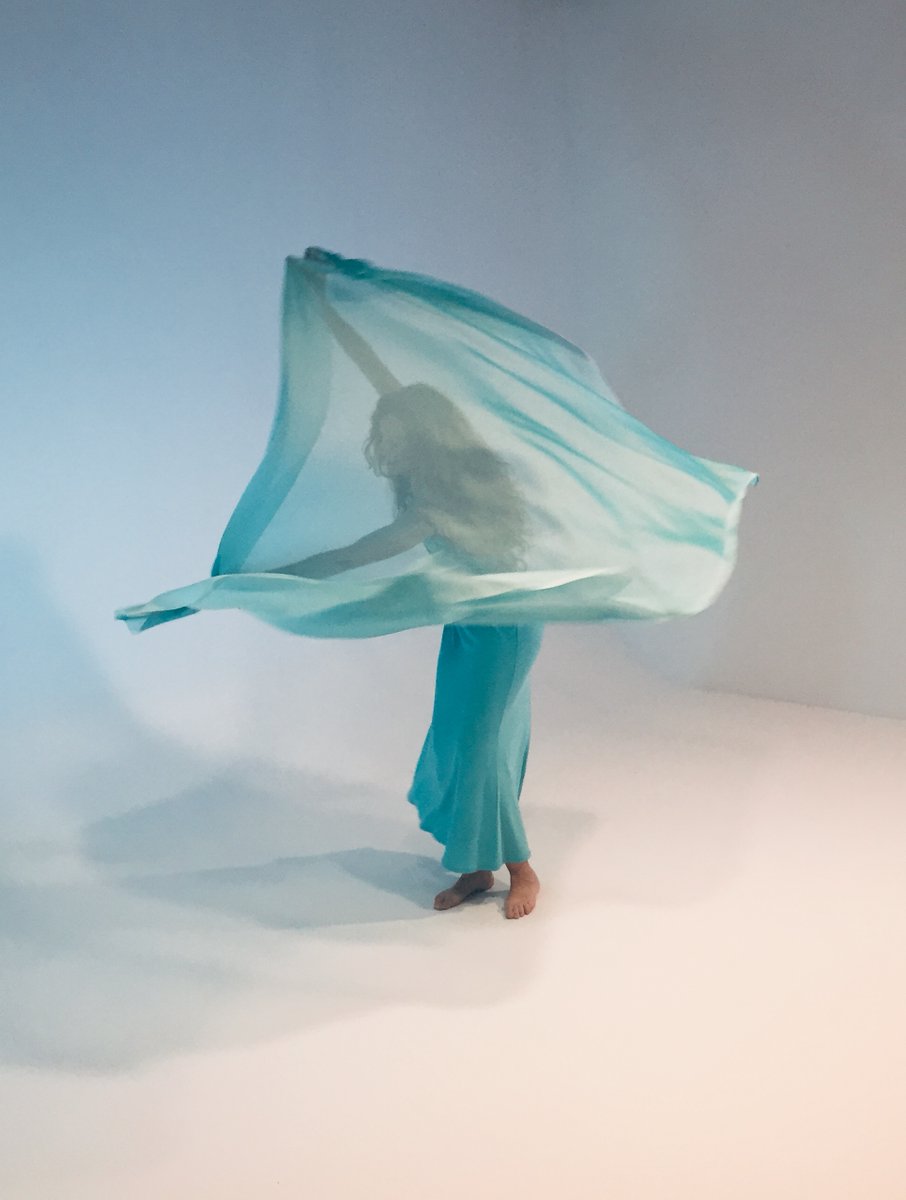 "And she's dancing like she's never danced before..."

On BUTTERFLIES set with Victoria Colom 💙