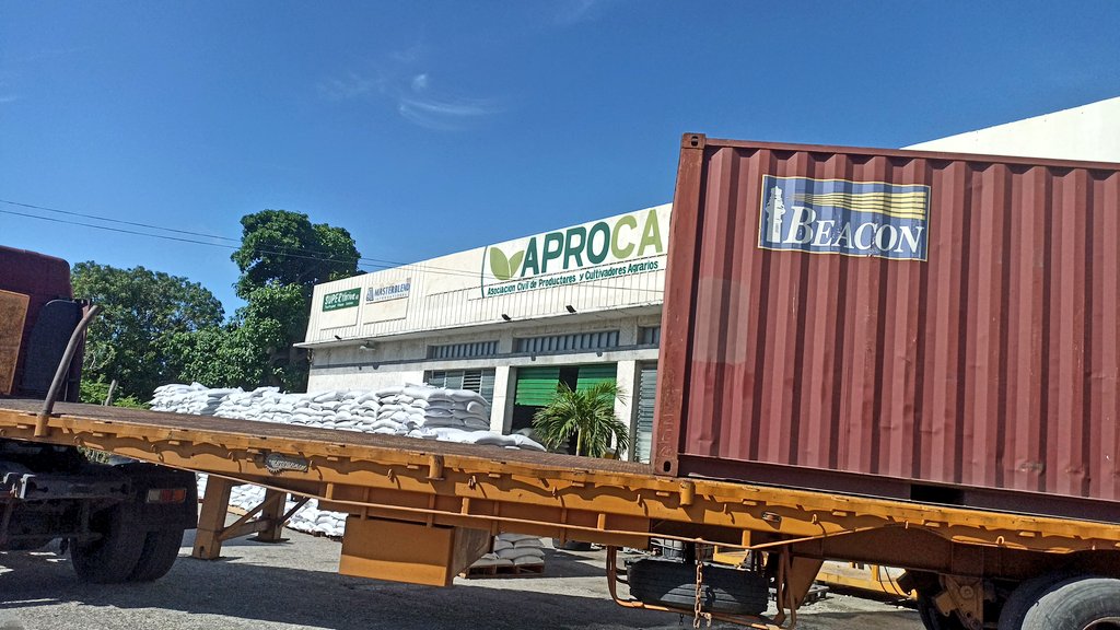 agriculgada's tweet photo. #Aproca #Esmeralda y su frijol #Mungbean se va a #Canada con mucho orgullo el primer cargamento de #Frijoles Producidos en el Granero de #Venezuela! Desde #Turen a #Toronto #Agricultores que exaltan las tierras benditas que trabajan! .@CanEmbVenezuela https://t.co/0XPy5fN3JU