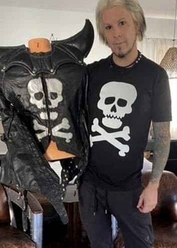 Cool pic of John 5 and Gene’s 
original skull-and-crossbones costume.
#70sKISS