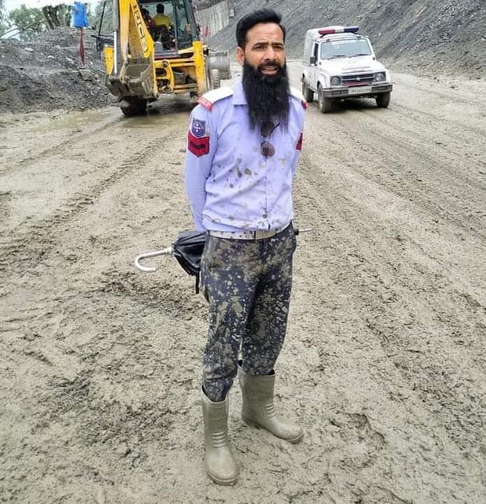 mukhtarnabi39's tweet photo. Really dedicated and appreciable always put his life on risk to crossing the vehicles on highway and helps drivers on Jammu Srinagar National highway
 #Syed_Basharat
@mussarat_zia @dcramban @OfficeOfLGJandK @DrJitendraSingh @mohita_ips @SyedAbidShah @Tehsil_Banihal https://t.co/8c7K8BX6cn
