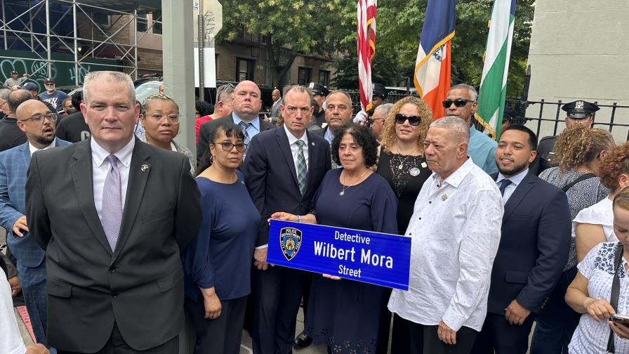 DiarioLibre's tweet photo. 🇺🇸|#DiarioLibreUSA | Nombran una calle de Nueva York en honor a policía dominicano asesinado
🔗https://t.co/C83T0fxV6j
#DiarioLibre #NuevaYork #WilbertMora #EstadosUnidos https://t.co/1eGCPC8q4A