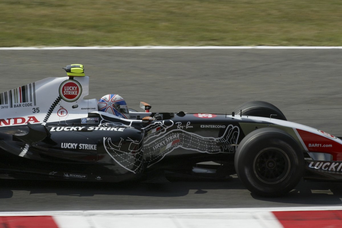 zdravkost's tweet photo. Anthony Davidson in BAR 006 - Honda RA004E V10 practicing at Monza. 2004 #ItalianGP https://t.co/R0pjlvgLgC