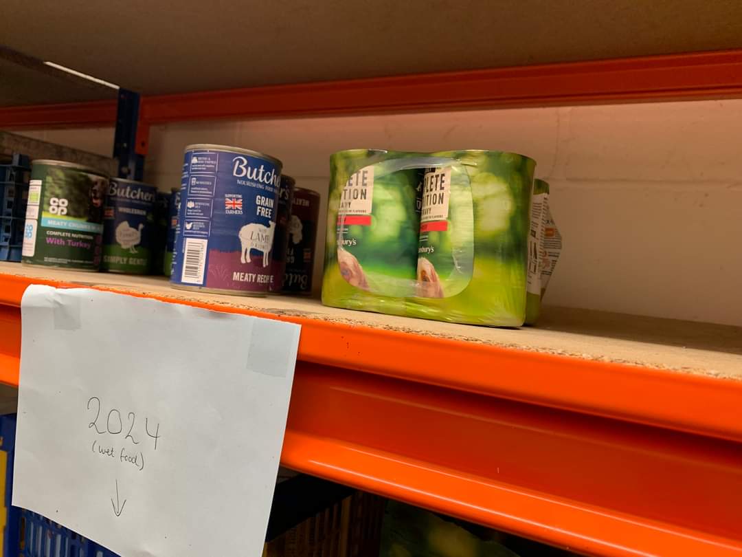 🦔PLEA FOR HELP🦔
We are approaching 200 hedgehogs in our care &amp; the need for food for them is increasing along with the number of hedgehogs being admitted
This morning we arrived to find the shelves were nearly empty 😞 sadly what we have will barely see us through the day 1/3🦔