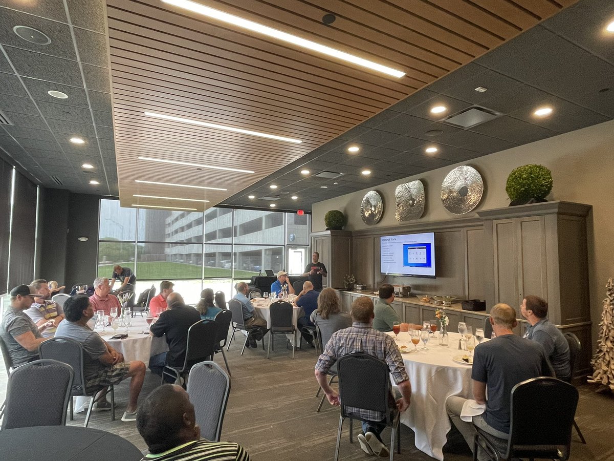 selgan's tweet photo. My #nitrocrew buddy @dgautney presenting on modern app packaging from @Numecent at the @OmahaCUGC meeting! #mycugc https://t.co/cEDIqKB5qt