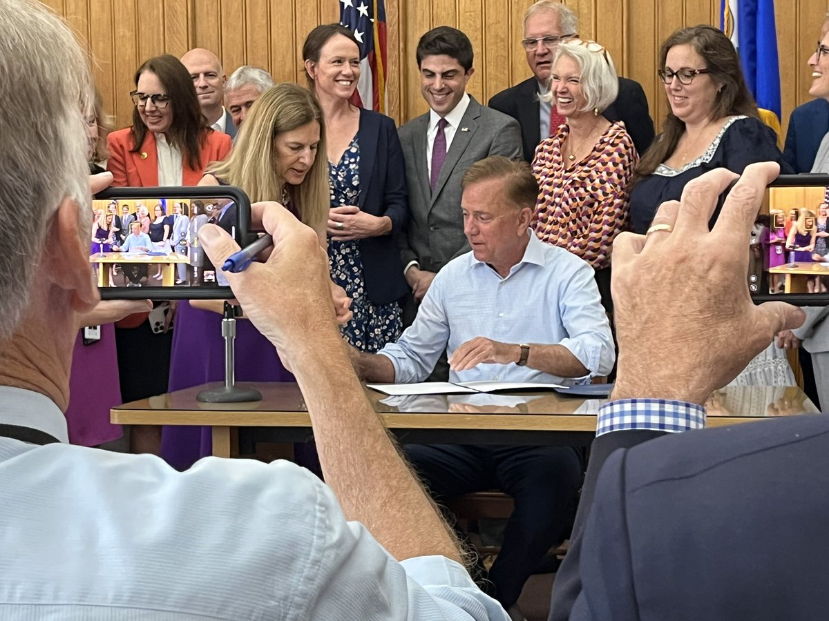 Such a wonderful morning at the Governor’s Bill Signing for our reproductive healthcare bills! These laws expand protections for abortion care in CT, increase access to emergency contraception and birth control, & improve maternal healthcare. @Matt_Blumenthal @GovNedLamont @PPSNE