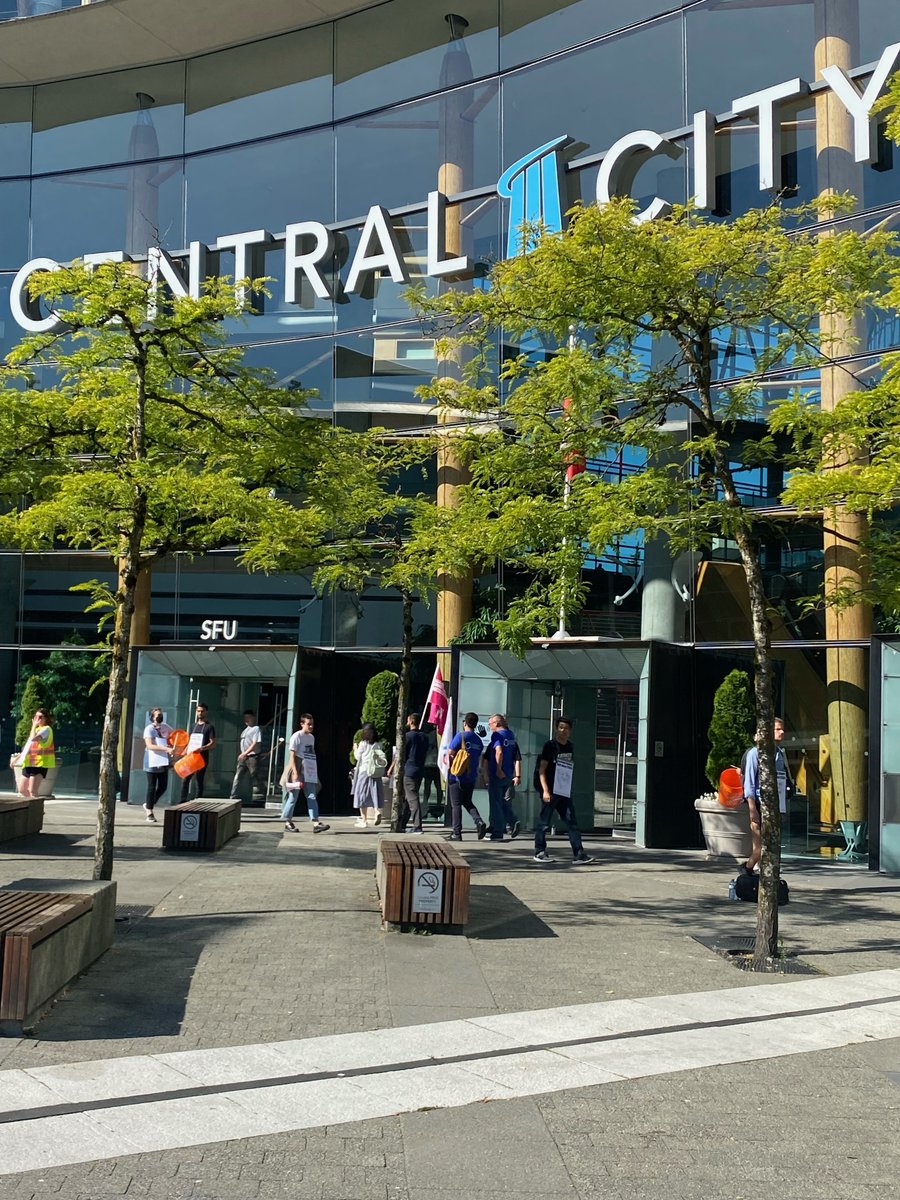 MoveUPTogether's tweet photo. MoveUP stands in solidarity with members of @TSSU. Today, MoveUP President Lori Mayhew and Secretary-Treasurer Graeme Hutchison visited the picket line at Central Central in solidarity. Our members working at @ComSavings in the same building also respected the picket line. #bclab https://t.co/Pxb9MSSuat