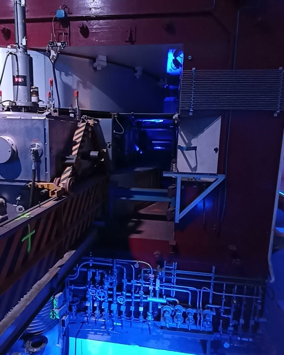 Die große Frage nach dem Ursprung des Universums. Das <a href="/CERN/">CERN</a> hat sich verändert. Als ich 1999  am LHC mitwirken durfte, war es ehr ein Ort für nerdige Wissenschaftler.  Heute finden sich lange Schlangen mit jungen Leuten . Ob die Serie "The Big Bang Theory"  ihre Wirkung zeigt?