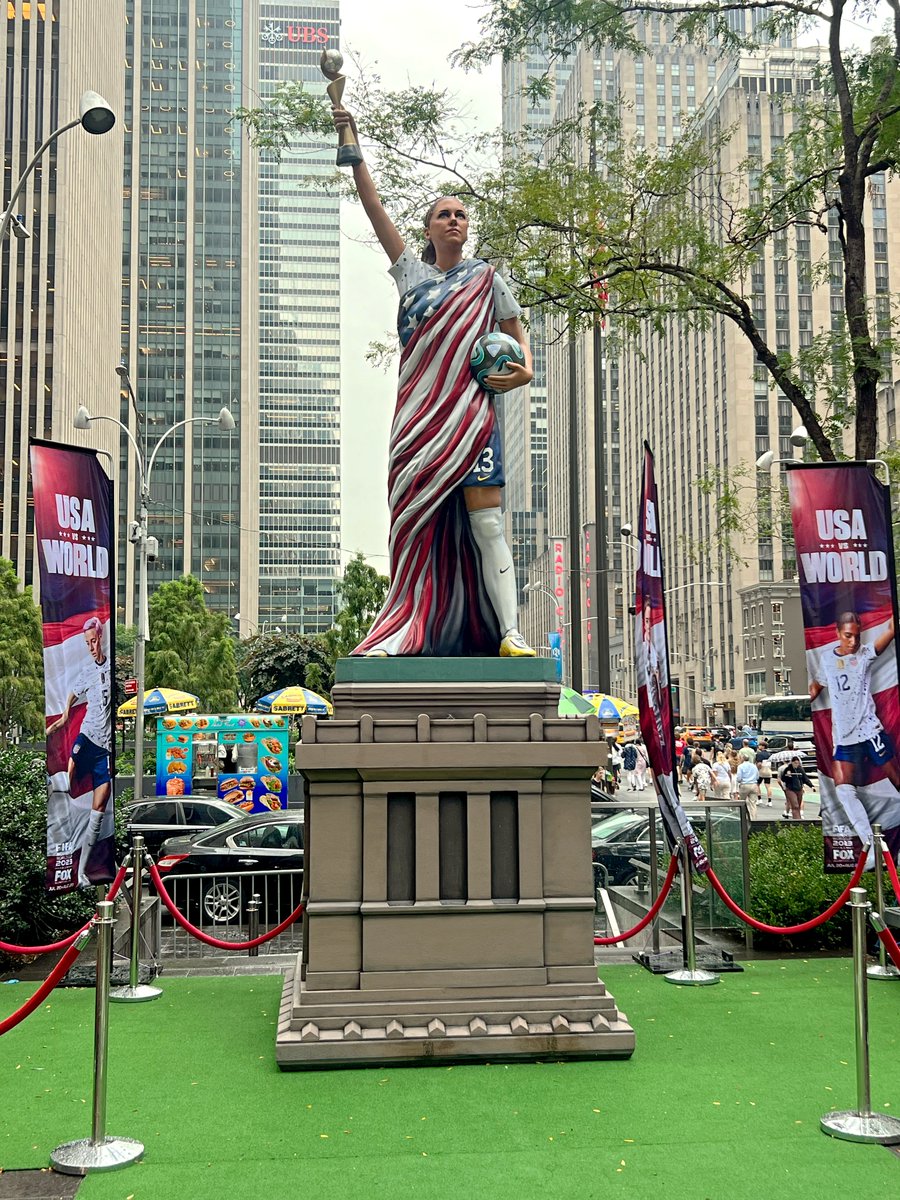 One benefit of coming into the Cisco #NYC office today...  getting to see this EPIC statue of US soccer legend, Alex Morgan!!  Can't for for the US Women's National Team to kick off their World Cup journey on Friday!!  🇺🇸⚽️🏆

#uswnt #worldcup #usa #soccer #LibertyAlex #WWConFox
