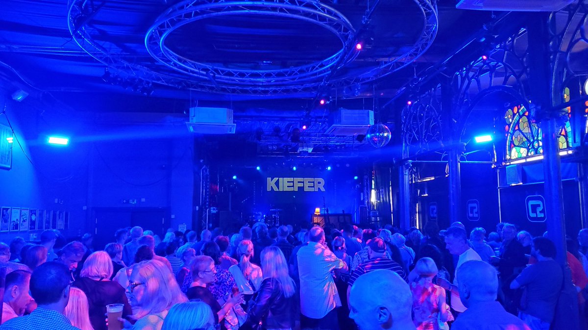 Finally... It's Kiefer live in Brighton!!! <a href="/RealKiefer/">Kiefer Sutherland</a> <a href="/concorde_2/">Concorde2</a> #countrymusic  😂