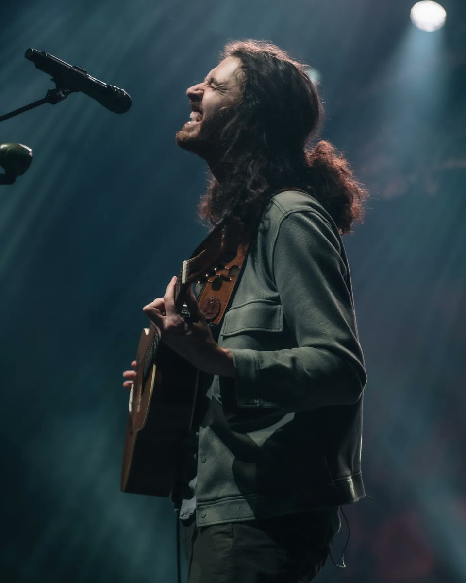 Hozier's tweet photo. Paris! I feel like that was a special crowd. I missed this room and this city, thank you for making last night so fun for us. See you again in November 🖤

📸 @ruthlessimagery https://t.co/xNw4y1jKX6