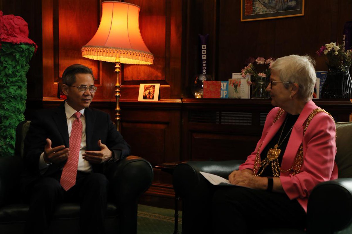 Very pleased to meet w/ Cllr @Al_Garthwaite, Lord Mayor of Leeds. We had a good discussion on how China & UK can work together to tackle climate change and promote sustainable development through sister-city collaboration.