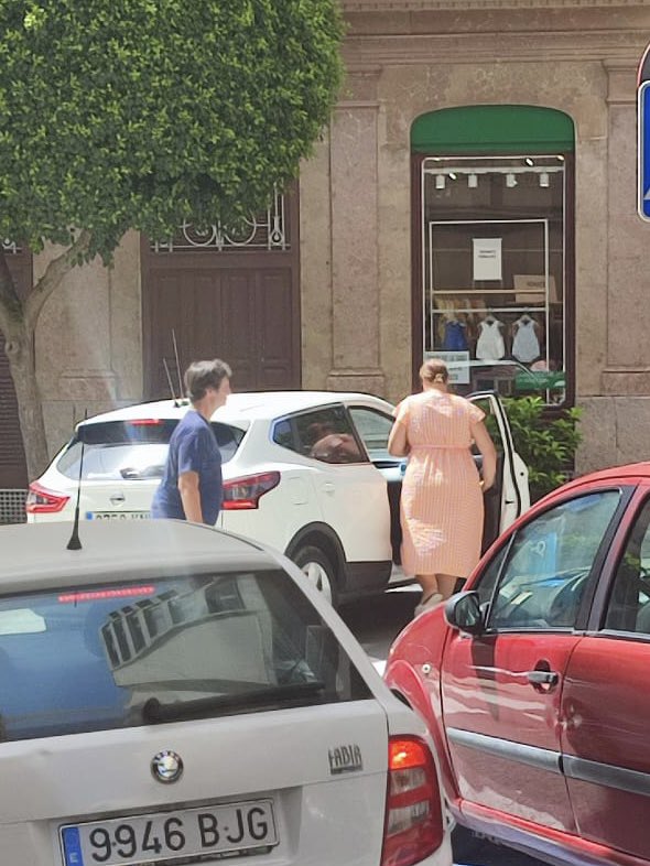 novesinca's tweet photo. Los socialistas de Inca aprenden de su gran jefe Falconeti… reservas de estacionamiento para asesores y cargos y un policía local 24/7 de chófer oficial…

Verlo para creerlo🥀 https://t.co/NlzxdCj11d