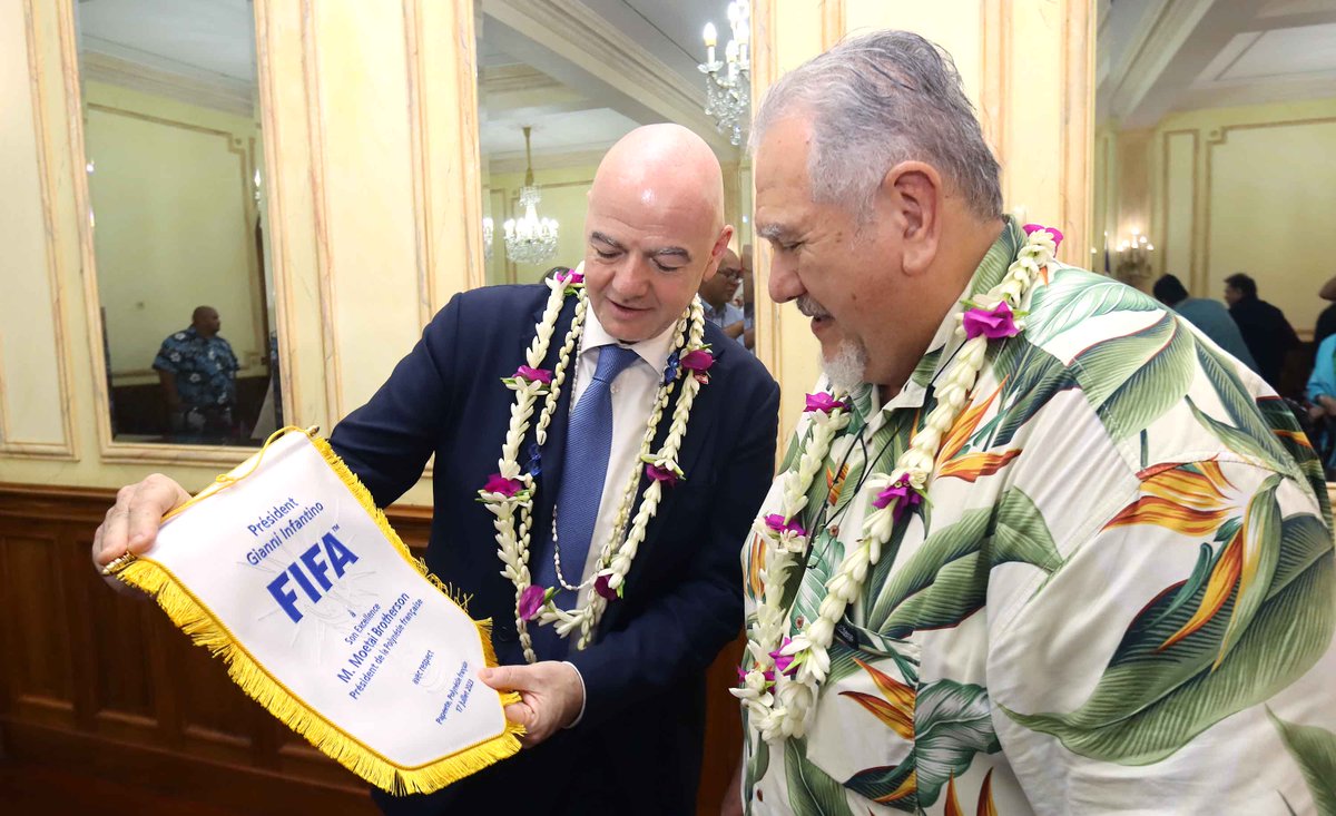 @Moetai1, président de la Polynésie française, entouré par l’ensemble des membres du gouvernement, a accueilli à la Présidence, ce lundi 17 juillet, dans la matinée, Giovanni Vincenzo Infantino, président de la fédération internationale de Football association (@FIFAcom).
