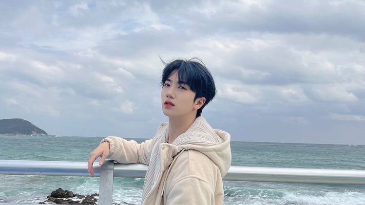 winvsco's tweet photo. light ✨ • cravity au #hamlem
onde wonjin era instrutor em uma escola de surf enquanto cursava educação física e tinha acabado de sair de um relacionamento conturbado por seus problemas pessoais até que um calouro chama sua atenção. https://t.co/WTHCVPuDKi