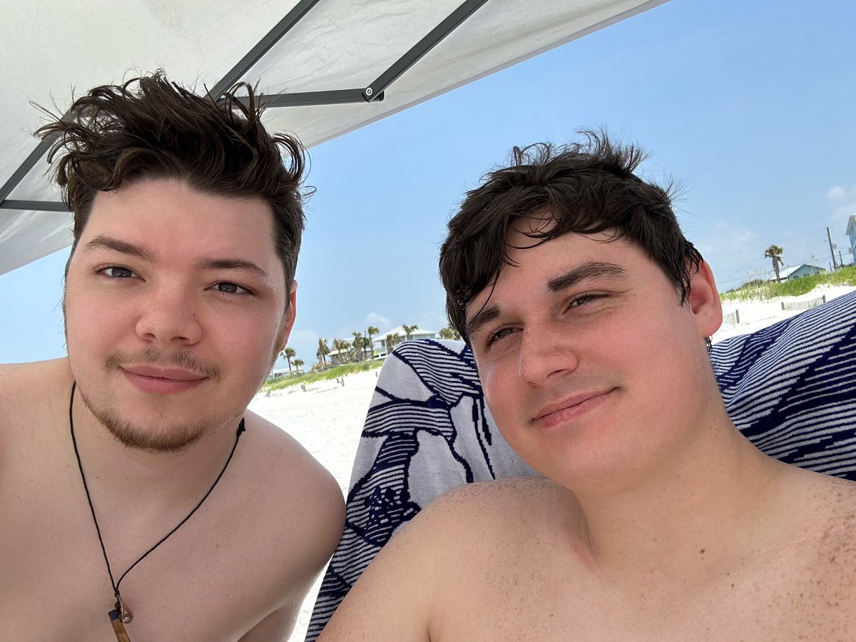 RizzyRea's tweet image. beach day 🏖️