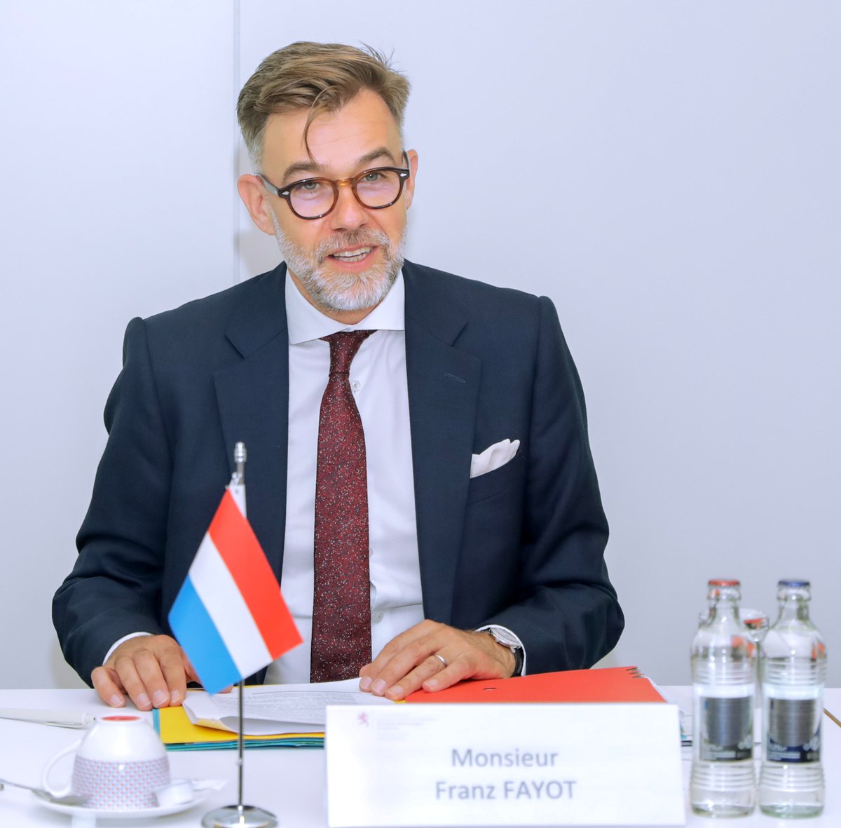 economie_sn's tweet photo. 3/5 : La session a été marquée par la signature du PIC V (2024-2030), entre Mme Sarr et Mr. Franz FAYOT, Ministre de l’Économie et de la Coopération du Luxembourg. #PICV https://t.co/9OdlIUpEoT