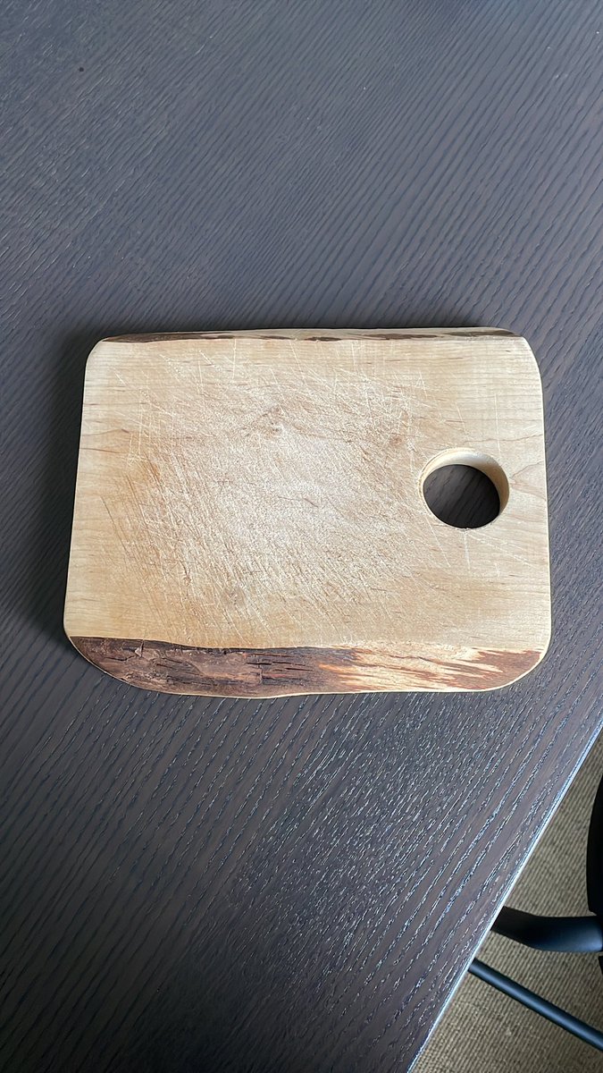 Besvikelsen när man är på besök hos farsan och man nämner för honom att man behöver en ny skärbräda och han säger -  ”du kan ta den du gjorde till mig på slöjden, jag har aldrig använt den”. Han fick den för 8 år sen🙃