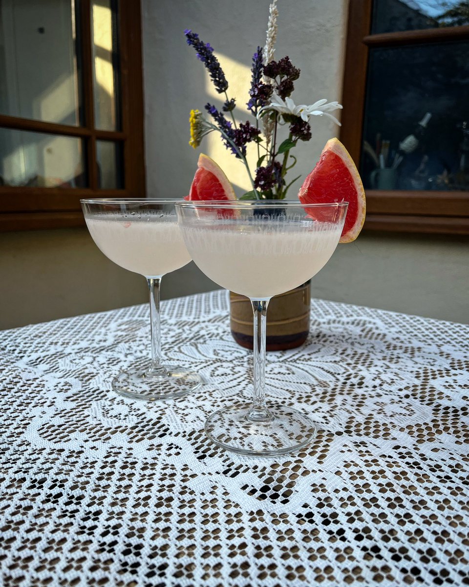 Tonight’s cocktail is a Bridgetown Daiquiri: Rum, Maraschino, Simple Syrup, Red Grapefruit Juice and Lime Juice.
Shake with ice, strain and garnish with a grapefruit wedge.
Today is #daiquiriday and also my birthday, lucky me!’
#cocktails #wednesdaycocktails #daiquiri