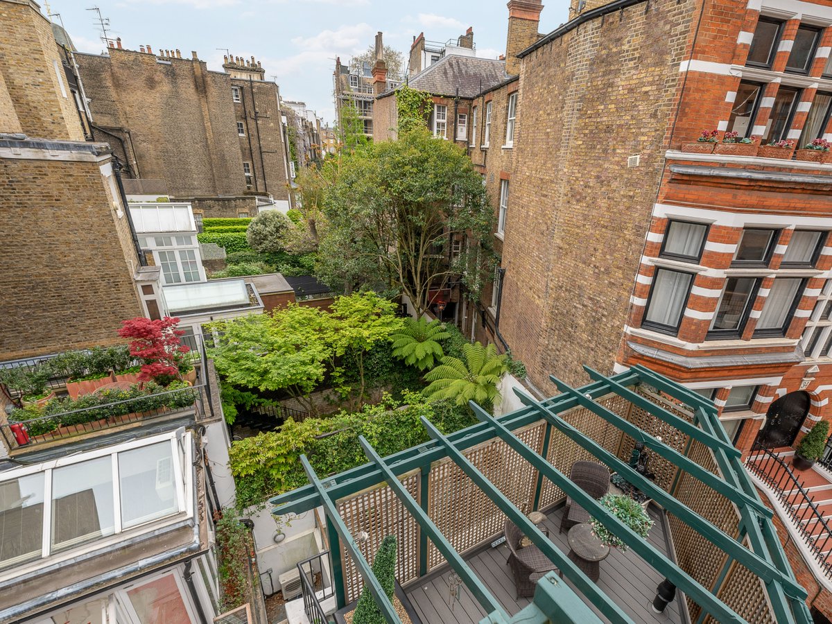On the market with our Cadogan Street branch is this charming four/five bedroom classic white stucco fronted freehold house in the heart of Knightsbridge, moments from Harrods. Click the link to discover more: johndwood.co.uk/properties/174…