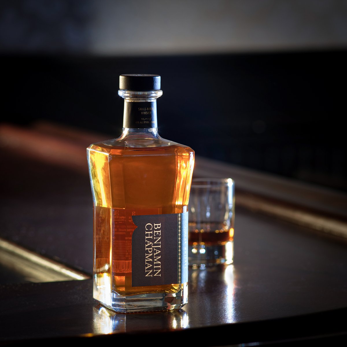 bchapmanwhiskey's tweet image. With a nose dominated by cinnamon and vanilla, Benjamin Chapman 7-Year Whiskey is an invitingly smooth sipper.

#benjaminchapman #whiskey #wheatedrye