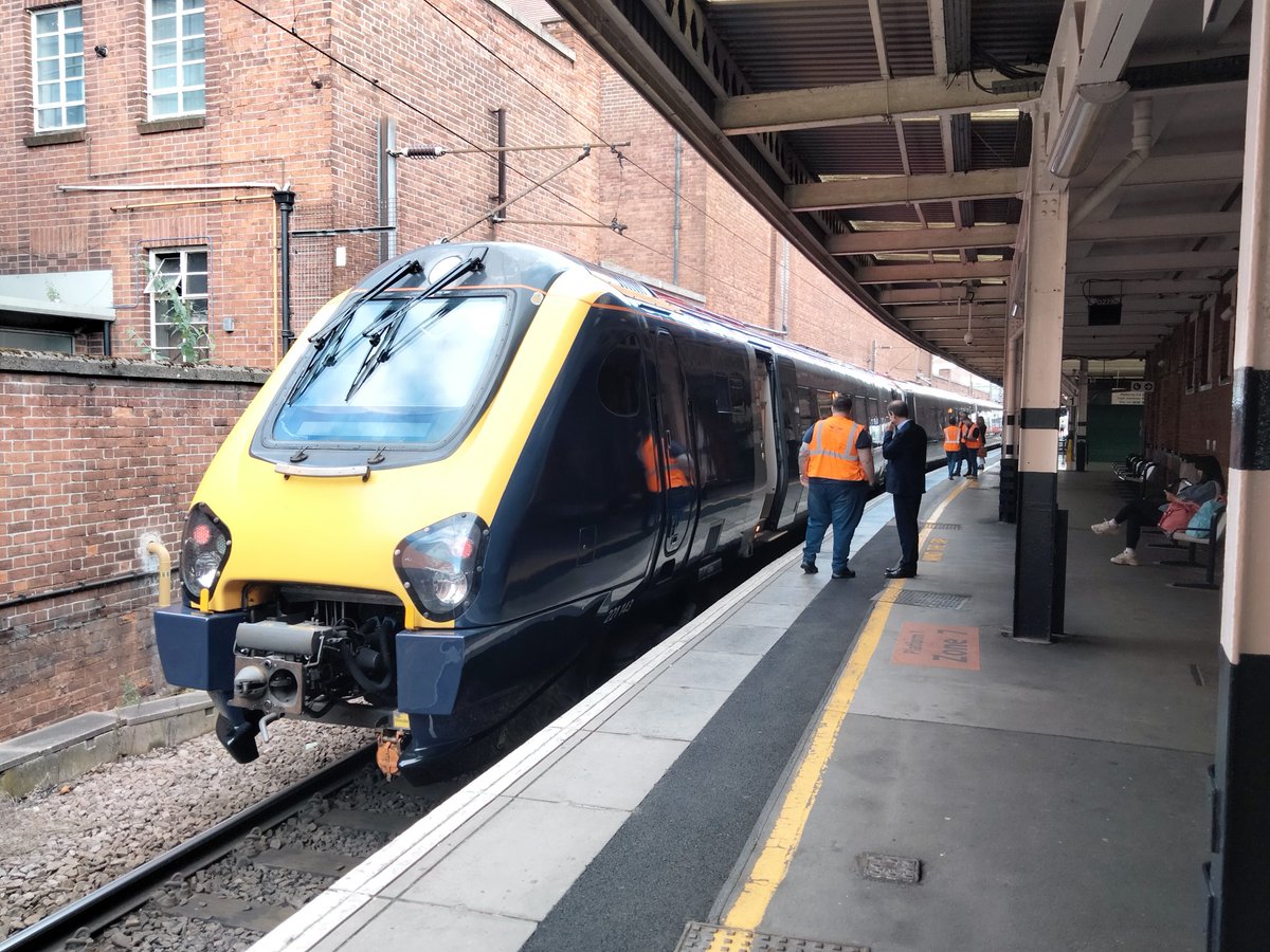 Harrod15S's tweet image. Ex Avanti WC 221143 now with GC arriving into Doncaster's platform 1 on a test run, all GC staff pilled off like something from Mission impossible and started frantically checking platform clearances #class221  #Avanti #Trains @GC_Rail #Doncaster