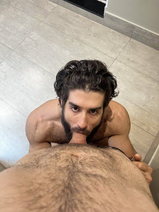 Helping a friend. Find out who&hellip;  👉  https://t.co/7DDt6wcxQ2 https://t.co/1947kJfVce