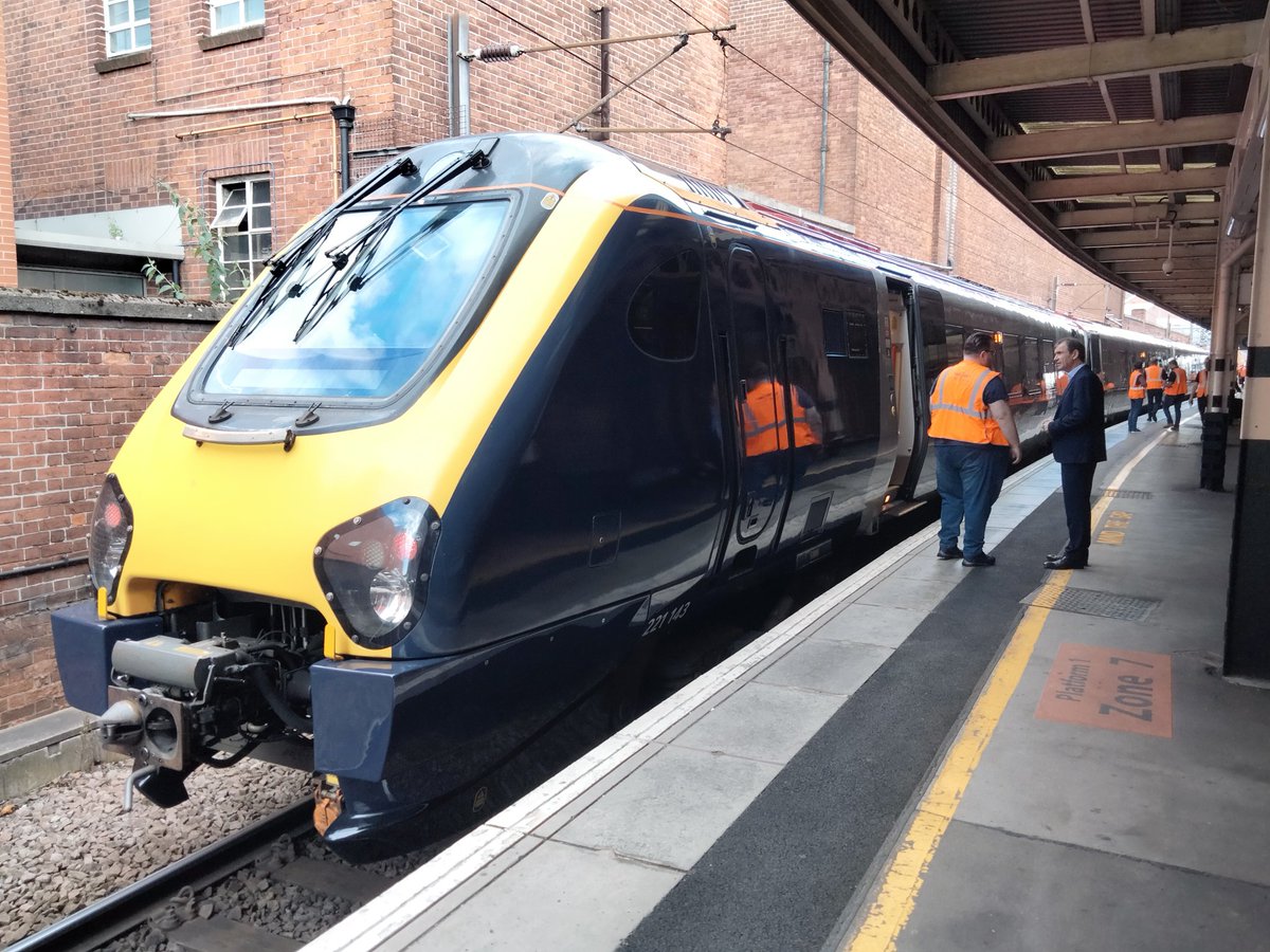 Harrod15S's tweet image. Ex Avanti WC 221143 now with GC arriving into Doncaster's platform 1 on a test run, all GC staff pilled off like something from Mission impossible and started frantically checking platform clearances #class221  #Avanti #Trains @GC_Rail #Doncaster