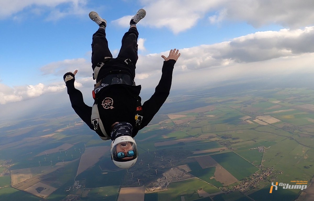 Sportspringer! Das Wetter ist gut und ein tolles Wochenende kommt auf uns zu – Josh hält einen Freefly Kurs am Samstag ab, und am Sonntag haben wir das nächste Wingsuit Skills Camp. Mehr Informationen findet ihr auf unserer Website.

#gojump #freefly #wingsuit