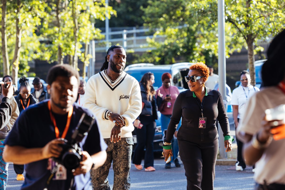 1 hour until the African Giant brings #AppleMusicLive to London. Watch @burnaboy's exclusive performance on Apple Music and @tiktok_us at 12PM PT. apple.co/AMLBurnaBoy apple.co/AMLTikTok