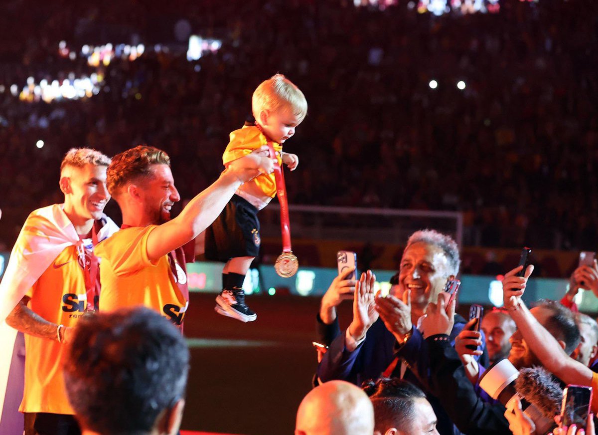 433galatasarayl's tweet photo. “Bak oğlum, burası Galatasaray..” https://t.co/kFxfPsGPVT
