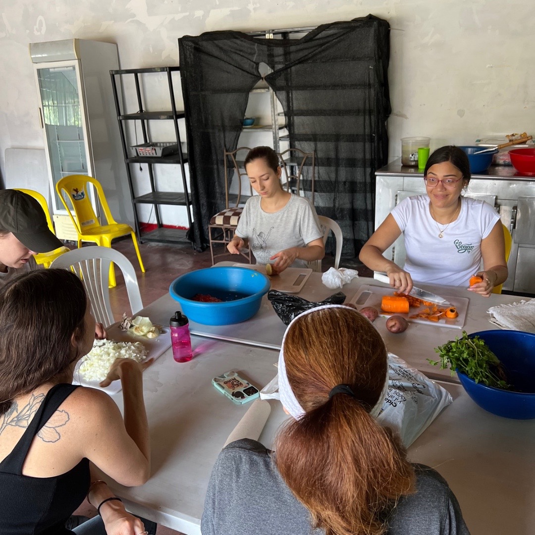 ProyectoFlorec1's tweet photo. Este sábado 22 de julio tenemos nuestro comedor comunitario de 10am a 2pm con un taller muy especial sobre cómo mejorar tu autoestima y trabajar tu autoconcepto. ¡No te lo pierdas! https://t.co/UXGl8uNiM4