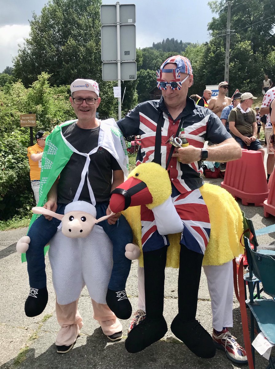 FionaWalker2's tweet photo. Find someone who looks at you like the ostrich looks at the sheep! ⁦@tdfbeefeaters⁩ thanks for another great one! https://t.co/d9S1gY2kRP