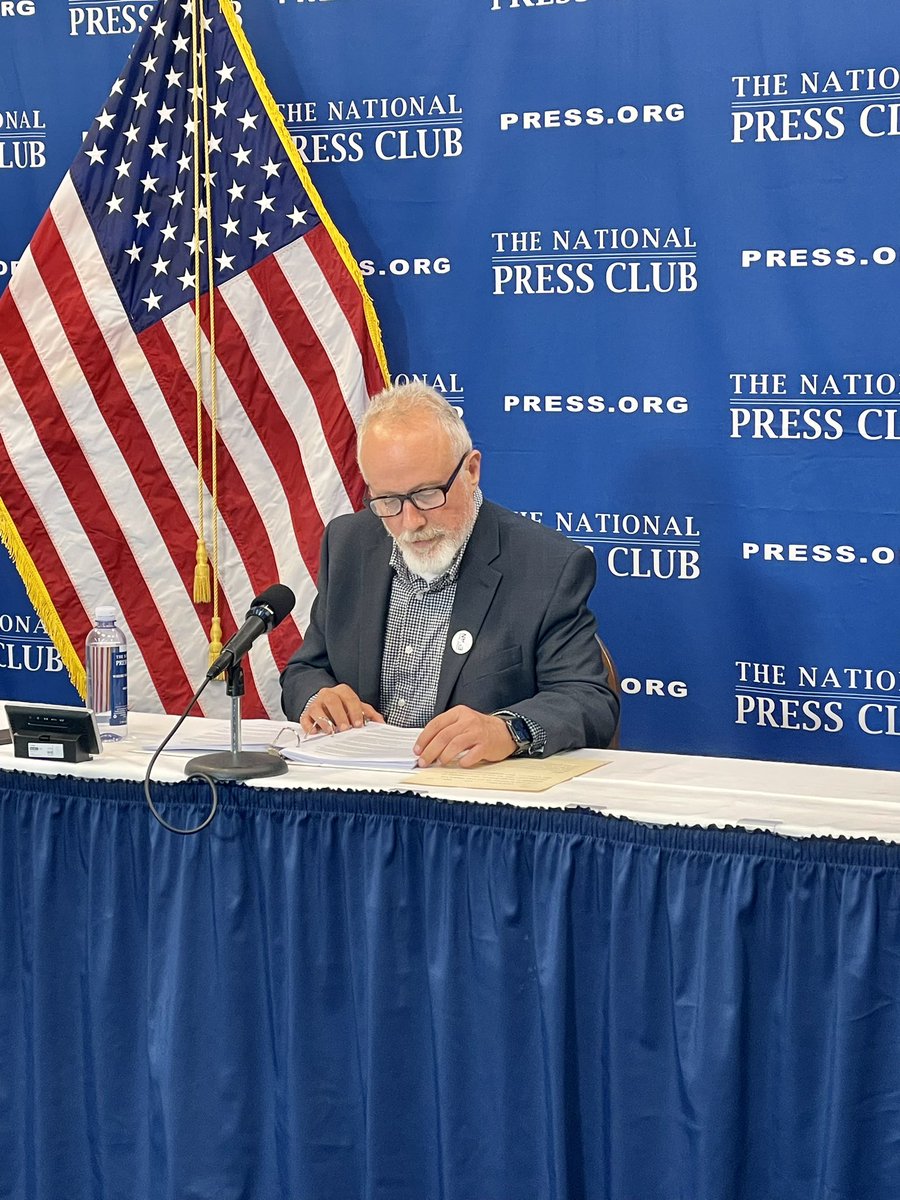 While Evan Gershkovich sits in a Russian jail for simply doing his job, his father reads his outstanding body of work at <a href="/PressClubDC/">National Press Club</a>. Journalism is not a crime. #IStandWithEvan 

press.org/events/read-th…