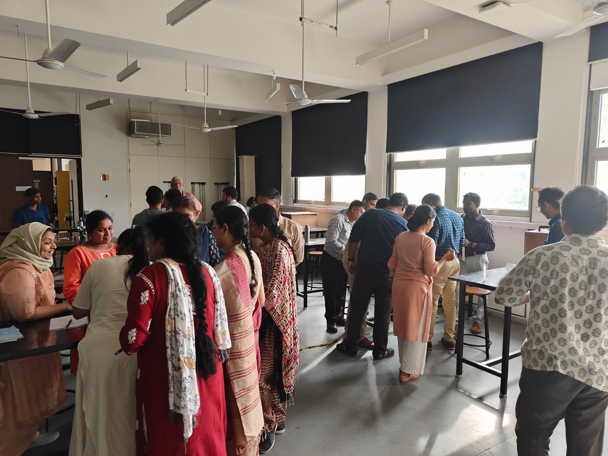 30 UG physics teachers from over 10 Indian states creating exciting scenes at the workshop for physics teachers organised jointly by Physics Training and Talent Search (ptts.org.in) and <a href="/azimpremjiuniv/">Azim Premji University</a>!
<a href="/pcvmlk/">Proteep Mallik</a> @_an_i_sh_ <a href="/kripadotg/">Kripa Gowrishankar</a> <a href="/sravUpp/">Sravanti</a> <a href="/nandita_j/">Nandita J</a>