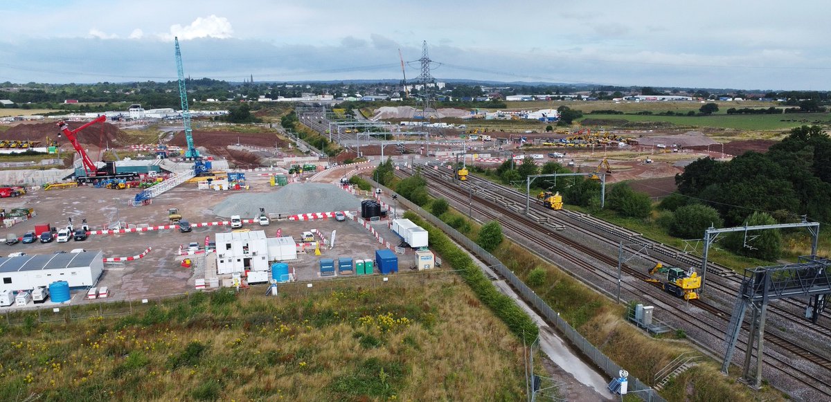 EngFocus's tweet photo. 🎬 Latest video 📷 looking at what HS2 Ltd are calling the "UK’s heaviest (bridge) drive" to move a 6200 tonne bridge into position that will carry the WCML over https://t.co/J2fzin3Fhl
#HS2 #TrainTwitter #RailTwitter https://t.co/nm6iFHgHqR