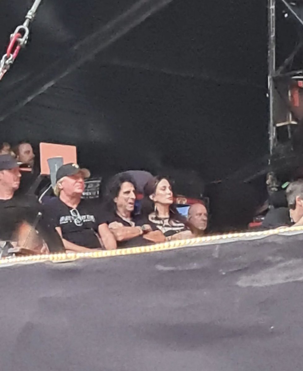 ReemDepp's tweet photo. Alice Cooper attends Guns N' Roses show in Budapest, Hungary tonight. https://t.co/OuE2XmmoxF