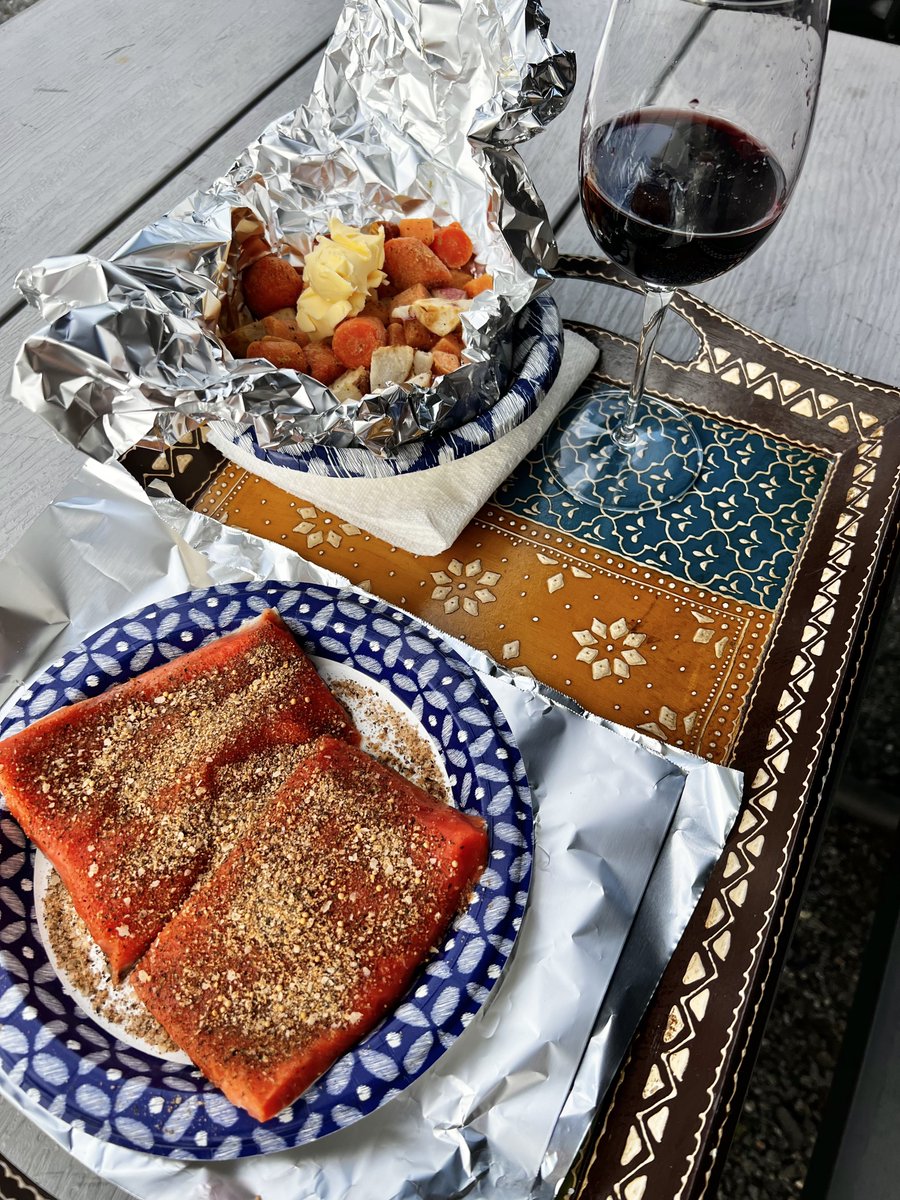 krezae's tweet image. Wild caught pacific salmon, grilled potatoes, sweet potatoes, and carrots on basmati rice. ✌🏼😋#twittersupperclub #mencook #blackstone #livinganywhere #travel #roadtrip #luxurytravel