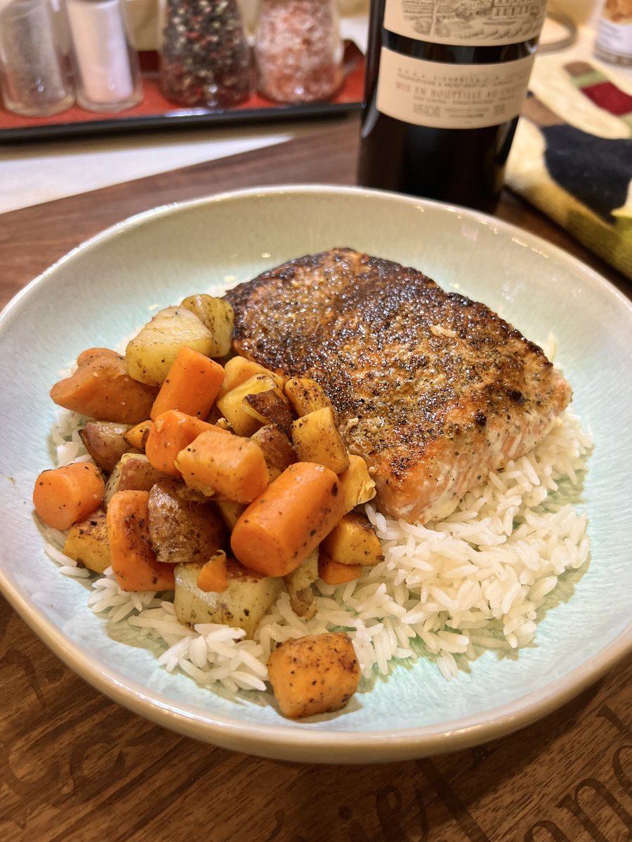 krezae's tweet image. Wild caught pacific salmon, grilled potatoes, sweet potatoes, and carrots on basmati rice. ✌🏼😋#twittersupperclub #mencook #blackstone #livinganywhere #travel #roadtrip #luxurytravel