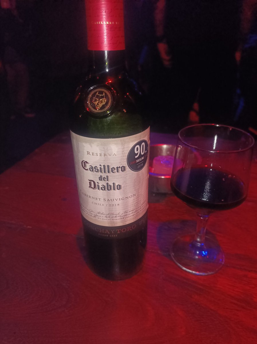 "Pela treva do espírito lancei-me, Das esperanças suicidei-me rindo... Sufoquei-as sem dó. No vale dos cadáveres sentei-me E minhas flores semeei sorrindo Dos túmulos no pó."
Álvares de Azevedo