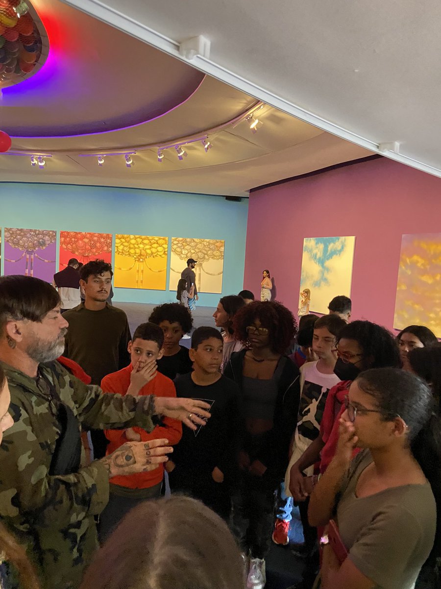 Hoje foi dia de receber as crianças da escola Dom na minha exposição ‘Todas as Cores’ no <a href="/mac_niteroi/">MAC Niterói</a> ✨