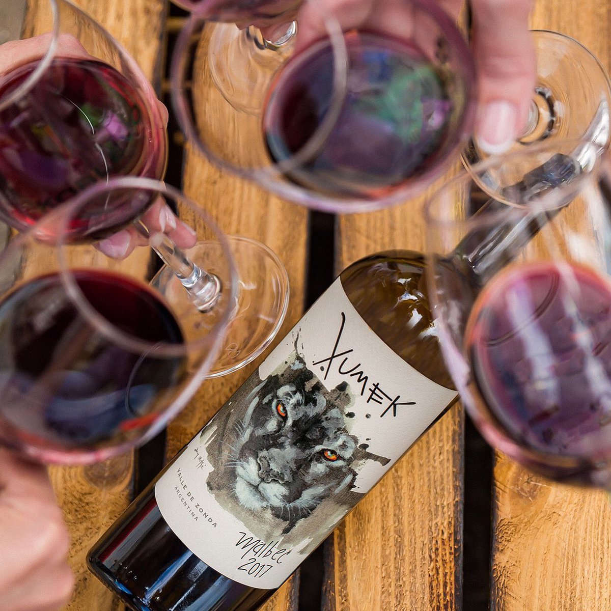 bodegaxumek's tweet photo. Amigos + @bodegaxumek es la fórmula perfecta para celebrar el #MesdelaAmistad … por esto queremos sumarnos a tus brindis y activamos un descuento exclusivo, hasta fin de mes, en toda nuestra #TiendaXUMEK, para que te regales o les regales a tus amigos.

https://t.co/qAlvA3NyLo https://t.co/cp2aUDCmR6
