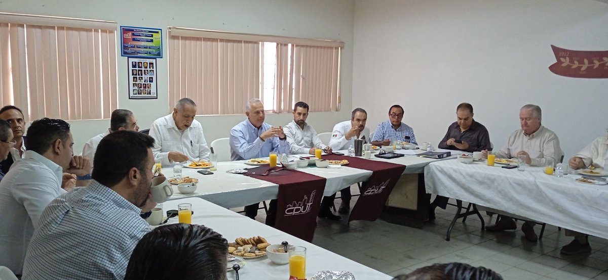 .<a href="/MunicipioTRC/">Municipio de Torreón</a> <a href="/RomanCepeda/">Román Alberto Cepeda</a> se reúne alcalde con miembros del Consejo lagunero de la iniciativa privada y el Grupo empresarial de la Laguna #Torreon